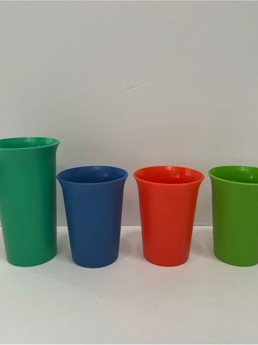 Tupperware drink cups kids lot 4 two sizes.